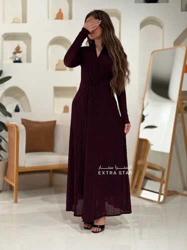 فستان عنّابي لامع بعقدة أنيقة أسفل الصدر