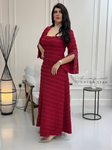 فستان طويل بتطريز بلاكمام