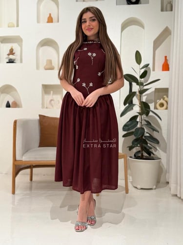 فستان عودي مطرّز بورد لامع وجزء سفلي بكسر ناعمة