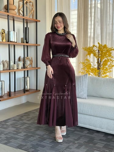 فستان عنابي مخملي بأكمام شيفون وحزام مرصّع