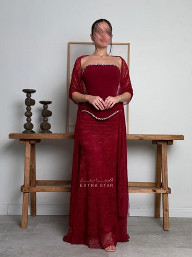فستان سهرة أحمر دانتيل بتفاصيل لامعة مع شال ناعم