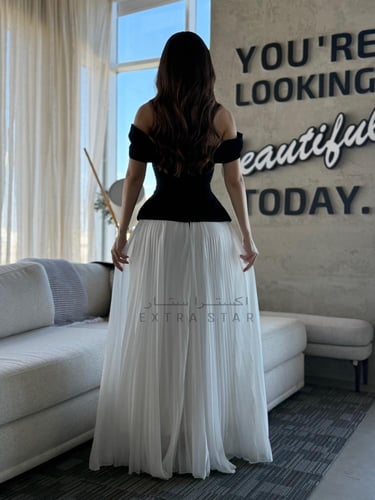 فستان سهرة بصدرية مخمل مزيّنة بالخرز وتنورة بكسر ن...