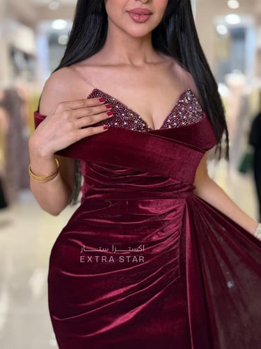 فستان مخمل برغندي بقصة أوف شولدر مع تطريز لامع عند...