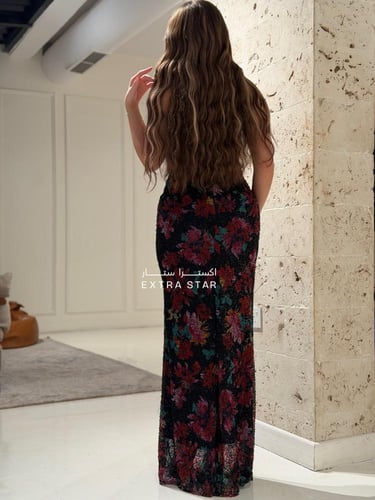 فستان أسود موّرد بطبقات أسفل الصدر