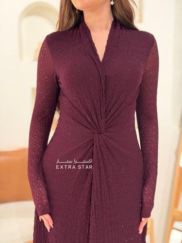 فستان عنّابي لامع بعقدة أنيقة أسفل الصدر