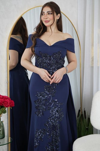 فستان طويل بتطريز كمبيوتر