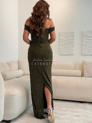 فستان سهرة زيتي بأكمام منسدلة مطرّز بخرز وكريستالا...