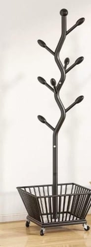 علاقة ملابس بشكل شجرة أنيقة مع سلة مصنوعة من المعد...