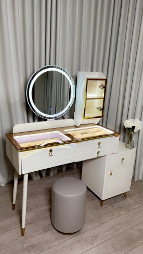 تسريحة وطاولة مكياج فاخرة بإضاءة LED وتصميم أنيق م...