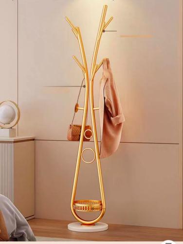 علاقة ملابس مودرن بتصميم فني أنيق وقاعدة تخزين عمل...