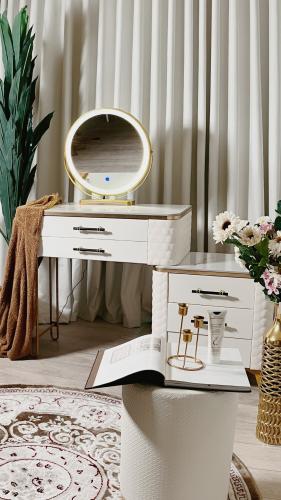 “طاولة تسريح فاخرة بتصميم عصري مع مرآة LED وكرسي م...