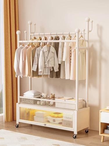 علاقة ملابس مع وحدة تخزين سفلية مغطاة بباب شفاف يف...