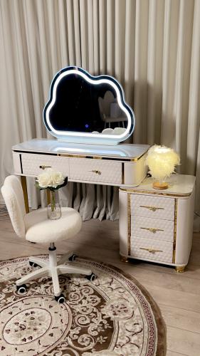 تسريحة وطاولة مكياج فاخرة بإضاءة LED وتصميم أنيق م...