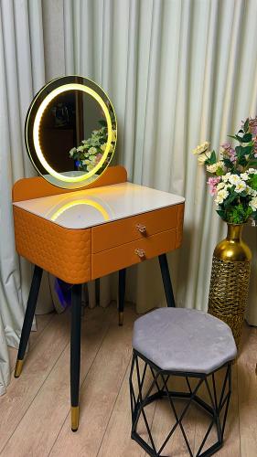 “تسريحة مكياج بإضاءة LED وتصميم فاخر تضيف لمسة جما...