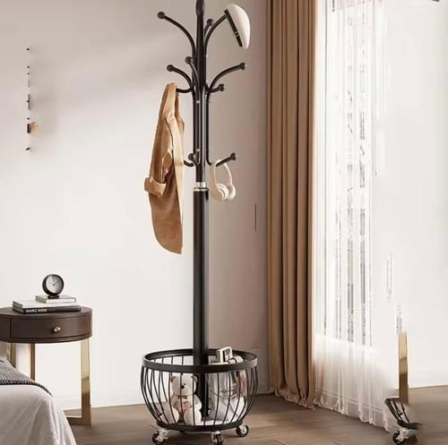 علاقة ملابس اسود مودرن بسلة تخزين سفلية وعجلات متح...