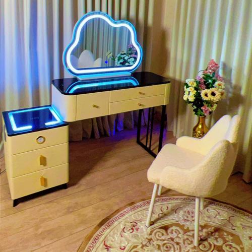 تسريحة طاولة مكياج عصرية بإضاءة LED مع مرآة على شك...
