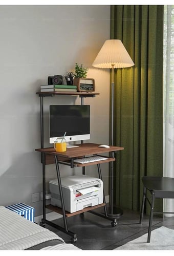 طاولة مكتب بني بعجلات ورفوف – عملي ويوفر عليك المس...