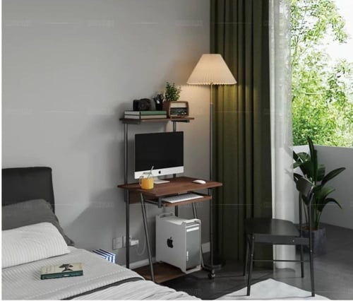 طاولة مكتب بني بعجلات ورفوف – عملي ويوفر عليك المس...