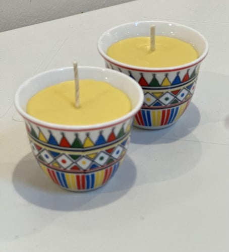 شمعه العسل الطبيعي بروائح مميزه وتصميم فنجال تراثي