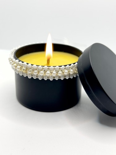 شمعه العسل بتصميم مستوحى من الجمال وغطاء اسود جذاب...