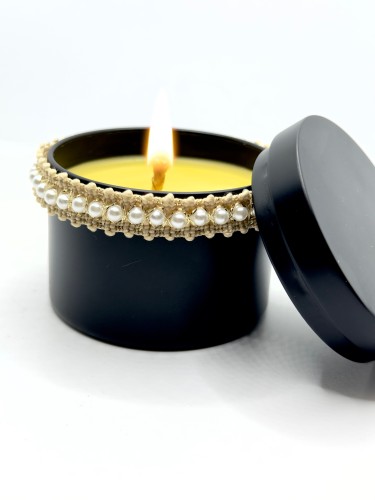 شمعه العسل بتصميم مستوحى من الجمال وغطاء اسود جذاب...