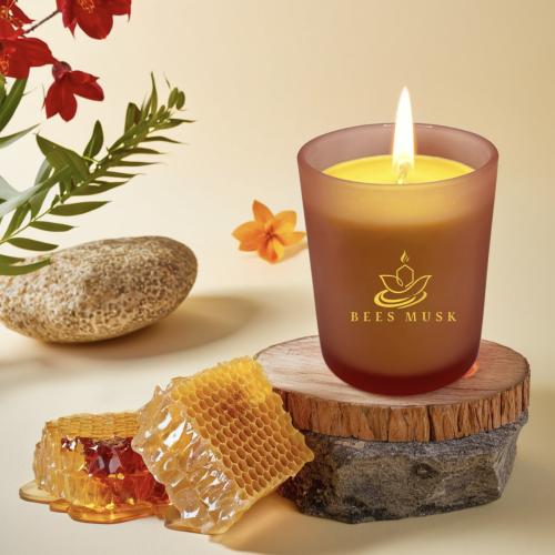 شمعه العسل بلون جذاب وروائح مميزة وراقيه مع غطاء خ...