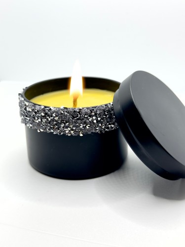 شمعه العسل بتصميم مستوحى من الجمال وغطاء اسود جذاب...