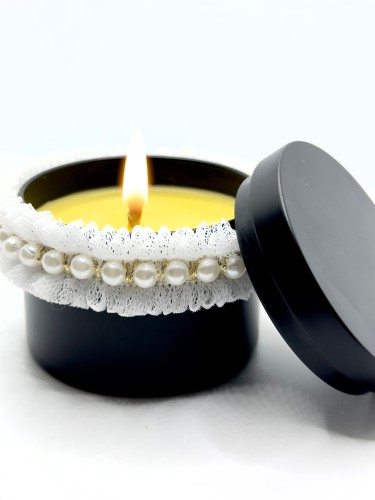 شمعه العسل بتصميم مستوحى من الجمال وغطاء اسود جذاب...