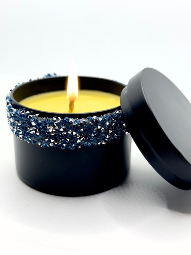 شمعه العسل بتصميم مستوحى من الجمال وغطاء اسود جذاب...