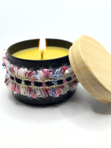 شمعه العسل بتصميم مستوحى من جمال التراث وغطاء خشبي...