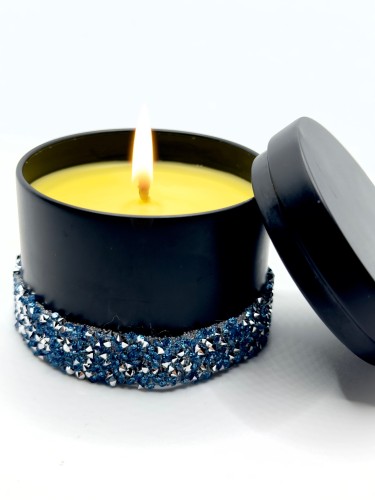 شمعه العسل بتصميم مستوحى من الجمال وغطاء اسود جذاب...