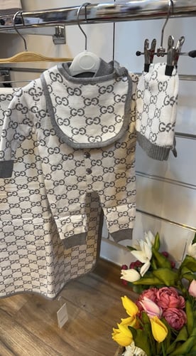 طقم مواليد قوتشي افارول +قبوع+صدريه+لحاف