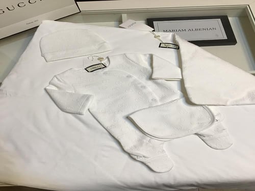 طقم مواليد قوتشي ابيض