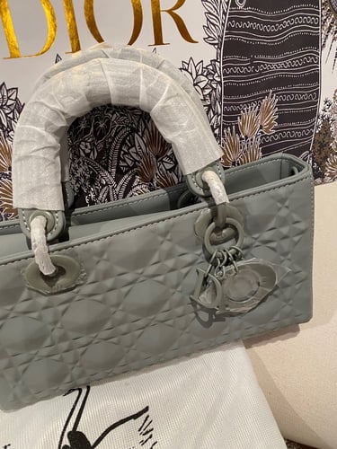 حقيبة ديور ماستر + سكارف هديه بدون ملحقاات