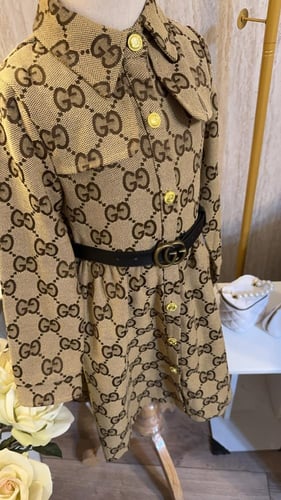 فستان قوتشي بشكل جاكيت مع حزام