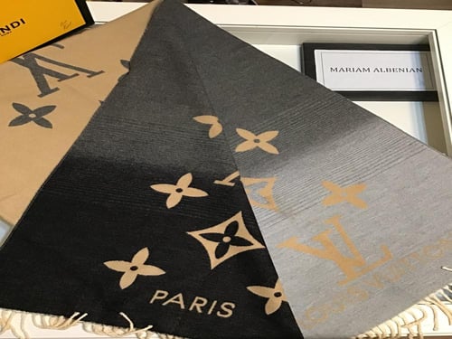 شال لويس فيتون