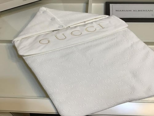 طقم مواليد قوتشي ابيض