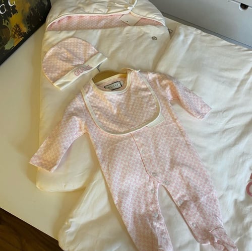 طقم قوتشي وردي