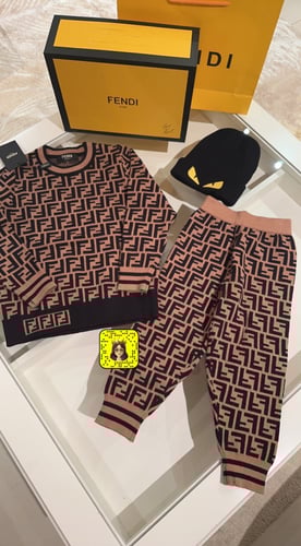 طقم فندي تيشرت-+بنطلون +قبوع