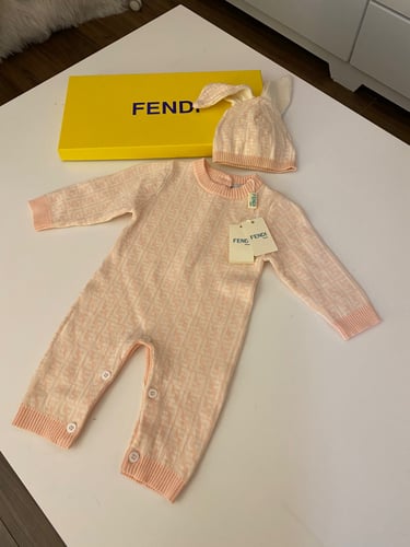 طقم فندي مواليد وردي 3 قطع افارول +قبوع+لحاف ) فقط...