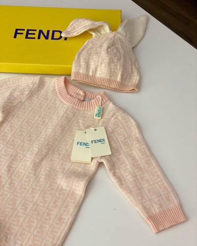 طقم فندي مواليد وردي 3 قطع افارول +قبوع+لحاف ) فقط...