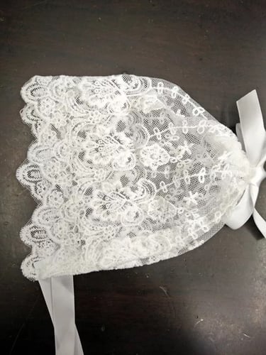 قبعه مواليد دانتيل ابيض بشريطه