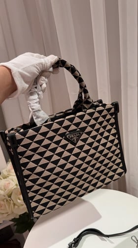 حقيبة برادا