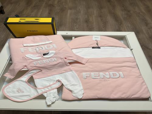 طقم مواليد فندي وردي