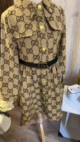 فستان قوتشي بشكل جاكيت مع حزام