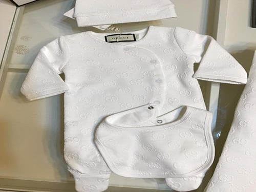 طقم مواليد قوتشي ابيض