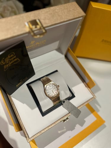 ساعة رويال أوك ذهبي