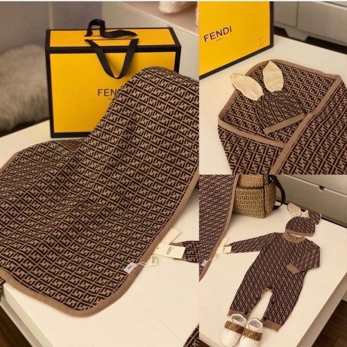 طقم فندي مواليد لحاف+افارول +قبوع بدون ملحقات