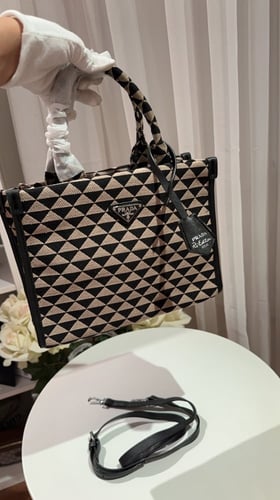 حقيبة برادا