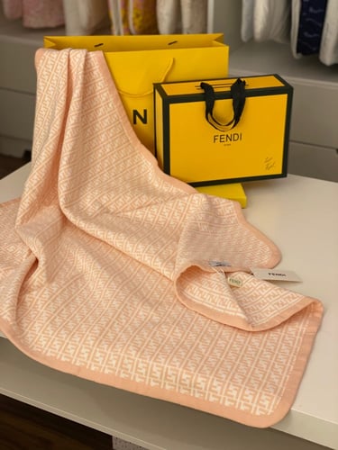 طقم فندي مواليد وردي 3 قطع افارول +قبوع+لحاف ) فقط...